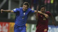 Marco Motta yang merupakan pemain Timnas Italia tahun 2009 ini juga pernah bermain di Liga Inggris, seperti Watford dan Charlton Athletic pada 2015-2016. Jamie McDonald/Getty Images  