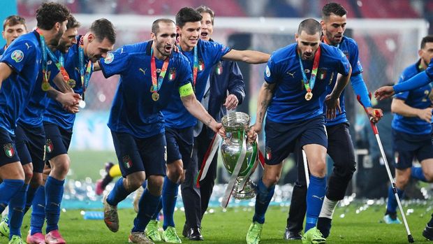 Soccer Football - Euro 2020 - Final - Italy v England - Wembley Stadium, London, Britain - July 11, 2021 Italy's Leonardo Bonucci and Giorgio Chiellini celebrate with the trophy after winning Euro 2020 with teammates Pool via REUTERS/Andy Rain