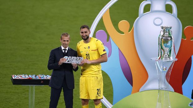 Soccer Football - Euro 2020 - Final - Italy v England - Wembley Stadium, London, Britain - July 11, 2021 Italy's Gianluigi Donnarumma celebrates winning player of the tournament after the match Pool via REUTERS/John Sibley