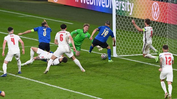 LONDON, ENGLAND - JULY 11: Leonardo Bonucci of Italy scores their side's first goal past Jordan Pickford of England during the UEFA Euro 2020 Championship Final between Italy and England at Wembley Stadium on July 11, 2021 in London, England. (Photo by Facundo Arrizabalaga - Pool/Getty Images)