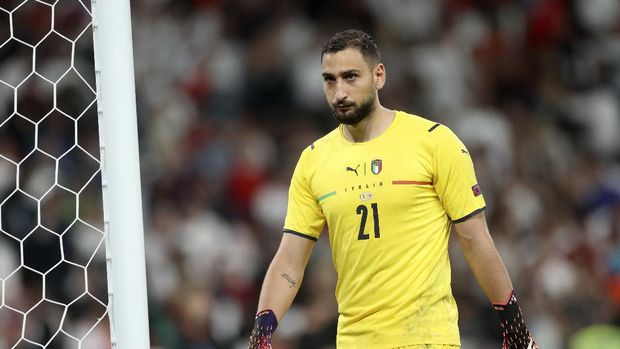 Italia vs Inggris Italy's goalkeeper Gianluigi Donnarumma walks by the goal during the Euro 2020 soccer championship final match between England and Italy at Wembley stadium in London, Sunday, July 11, 2021. (Carl Recine/Pool Photo via AP)
