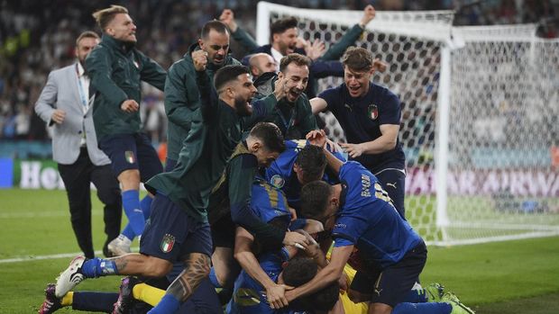 Italian players celebrate after the Euro 2020 soccer final match between England and Italy at Wembley stadium in London, Sunday, July 11, 2021. (Laurence Griffiths/Pool via AP)