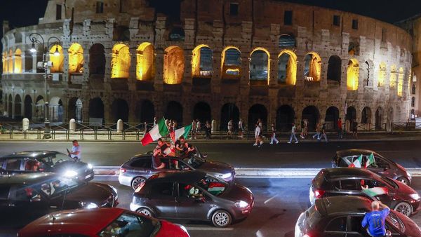 Ribuan Pengendara Rayakan Kemenangan Italia di Euro 2020, Meriah!