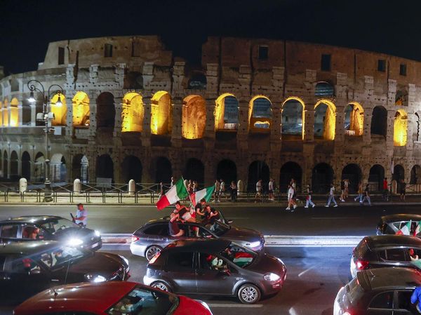 Ribuan Pengendara Rayakan Kemenangan Italia di Euro 2020, Meriah!