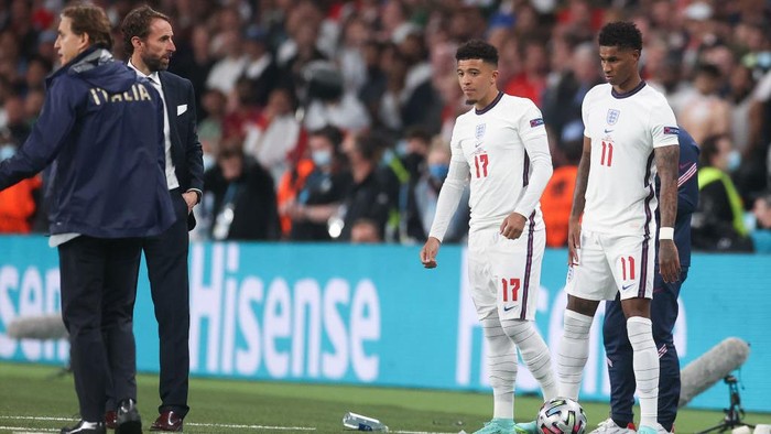 LONDON, ENGLAND - JULY 11: Jadon Sancho and Marcus Rashford of England wait to be substituted on during the UEFA Euro 2020 Championship Final between Italy and England at Wembley Stadium on July 11, 2021 in London, England. (Photo by Carl Recine - Pool/Getty Images)
