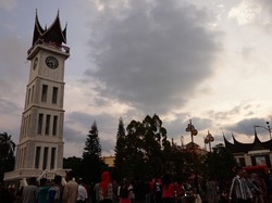 PKL di Bukittinggi Bakal Berjualan dengan Pakaian Adat