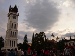 PKL di Bukittinggi Bakal Berjualan dengan Pakaian Adat PKL di Bukittinggi Bakal Berjualan dengan Pakaian Adat