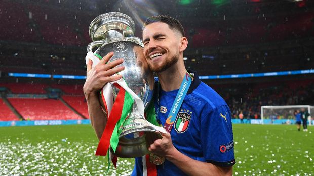 LONDON, ENGLAND - JULY 11: Jorginho of Italy celebrates with The Henri Delaunay Trophy following his team's victory in the UEFA Euro 2020 Championship Final between Italy and England at Wembley Stadium on July 11, 2021 in London, England. (Photo by Claudio Villa/Getty Images)