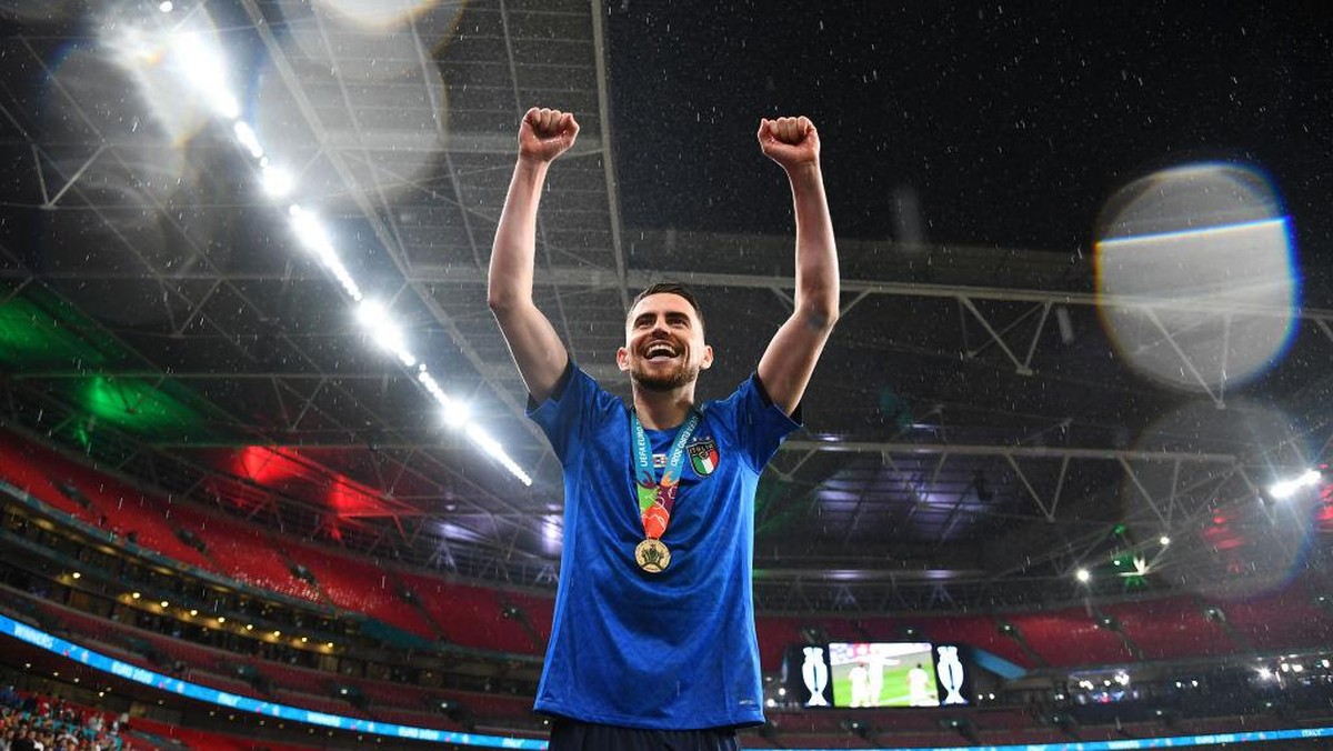 Jorginho menyabet tiga titel bergengsi dalam setahun, yakni trofi Liga Champions, Piala Eropa, dan gelar pemain terbaik UEFA. (Foto: (Getty Images/Claudio Villa)