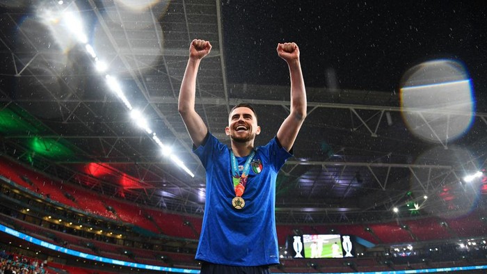 LONDON, ENGLAND - JULY 11: Jorginho of Italy celebrates their sides victory after the UEFA Euro 2020 Championship Final between Italy and England at Wembley Stadium on July 11, 2021 in London, England. (Photo by Claudio Villa/Getty Images)