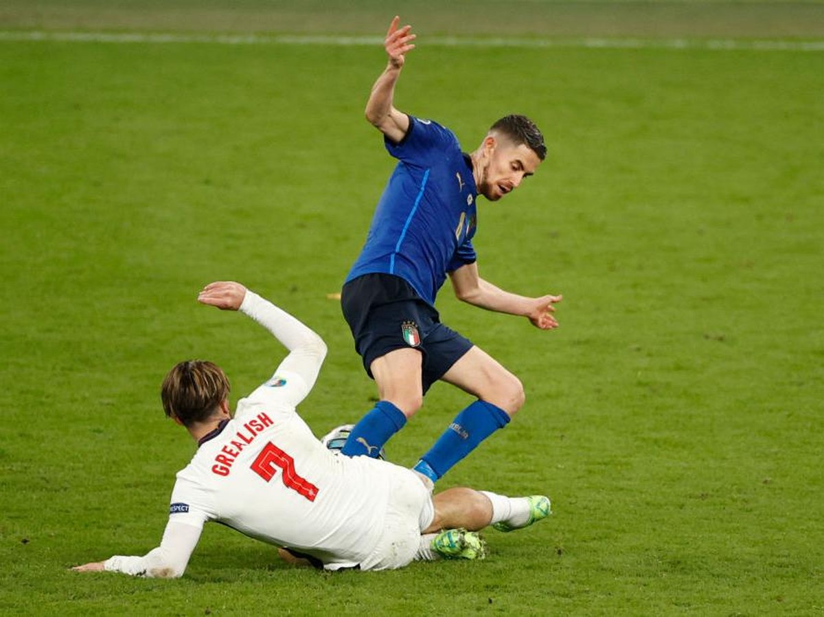 Jorginho seharusnya dikartu merah saat melanggar Jack Grealish di final Euro 2020. (Foto: Getty Images/John Sibley - Pool)