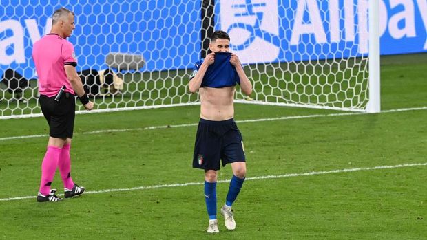 LONDON, ENGLAND - JULY 11: Jorginho of Italy reacts after missing their side's fifth penalty in a penalty shoot out during the UEFA Euro 2020 Championship Final between Italy and England at Wembley Stadium on July 11, 2021 in London, England. (Photo by Facundo Arrizabalaga - Pool/Getty Images)