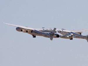 Kalahkan Jeff Bezos, Richard Branson Sukses Berwisata ke Luar Angkasa