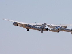 Kalahkan Jeff Bezos, Richard Branson Sukses Berwisata ke Luar Angkasa