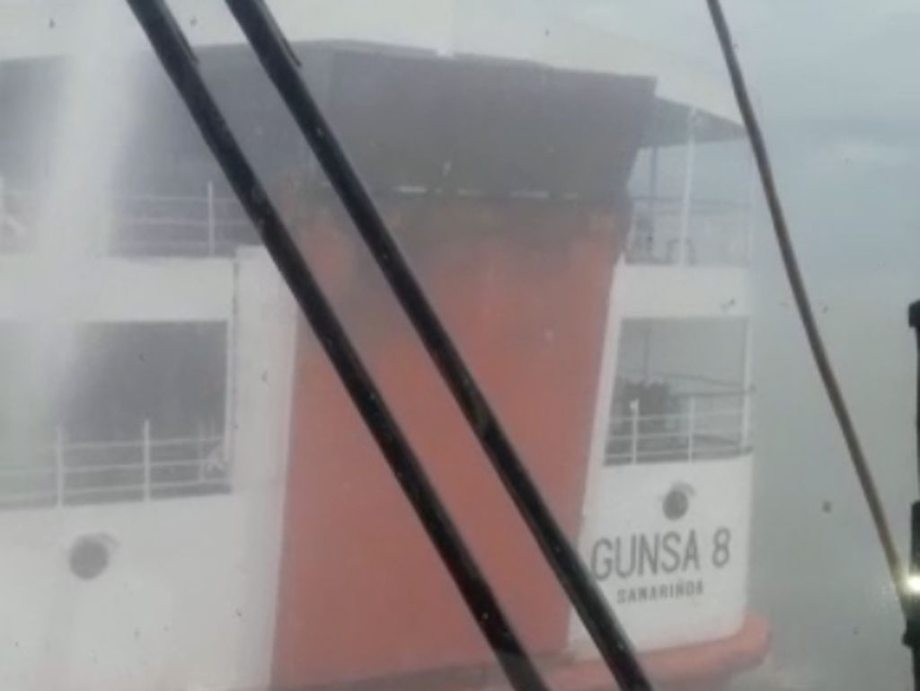 Kapal Penumpang Terbakar di Perairan Banyuasin Sumsel Kapal Penumpang Terbakar di Perairan Banyuasin Sumsel