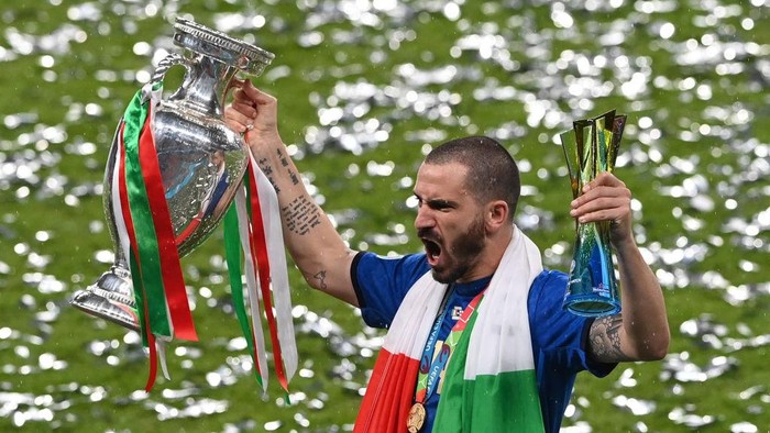 LONDON, ENGLAND - JULY 11: Leonardo Bonucci of Italy celebrates with The Henri Delaunay Trophy following his teams victory in the UEFA Euro 2020 Championship Final between Italy and England at Wembley Stadium on July 11, 2021 in London, England. (Photo by Facundo Arrizabalaga - Pool/Getty Images)