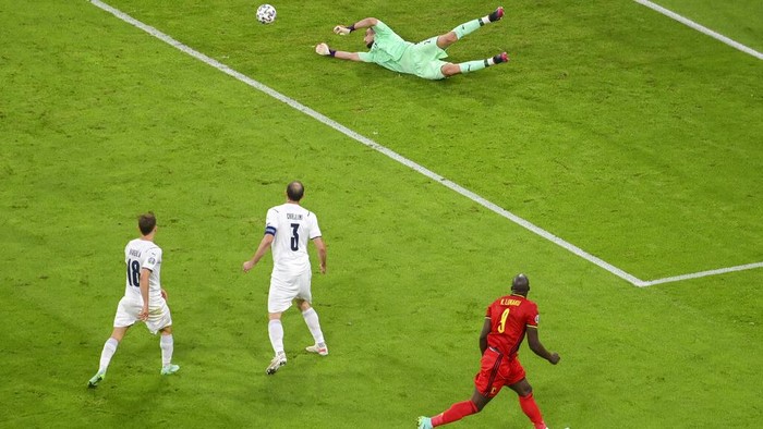 Lihat Lagi Aksi Memukau Kiper Italia, Pemain Terbaik Euro 2020 Setelah berhasil mengalahkan Inggris lewat adu penalty dan memenangkan ajang Piala Eropa 2020, kiper Italia Gianluigi Donnaruma juga mendapatkan penghargaan pemain terbaik Piala.
