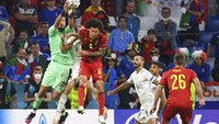 Moment penyelamatan Donnarumma saat melawan Belgia. (Andreas Gebert/Pool Photo via AP)  