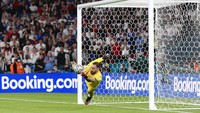 Donnarumma berhasil menepis tendangan pemain Inggris, Bukayo Saka. Penyelamatan Donnarumma inilah yang berhasil menjadikan Itali sebagai pemenang EURO 2020. (Fabio Ferrari/LaPresse via AP)  