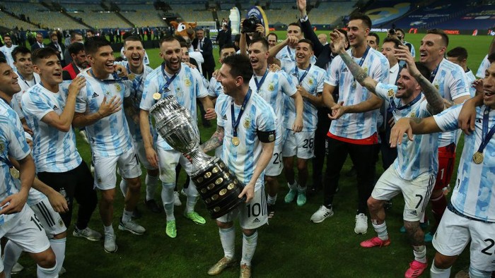 RIO DE JANEIRO, BRAZIL - JULY 10: Lionel Messi of Argentina smiles with the trophy as he celebrates with teammates after winning the final of Copa America Brazil 2021 between Brazil and Argentina at Maracana Stadium on July 10, 2021 in Rio de Janeiro, Brazil. (Photo by Alexandre Schneider/Getty Images)