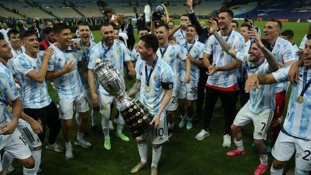 RIO DE JANEIRO, BRAZIL - JULY 10: Lionel Messi of Argentina smiles with the trophy as he celebrates with teammates after winning the final of Copa America Brazil 2021 between Brazil and Argentina at Maracana Stadium on July 10, 2021 in Rio de Janeiro, Brazil. (Photo by Alexandre Schneider/Getty Images)