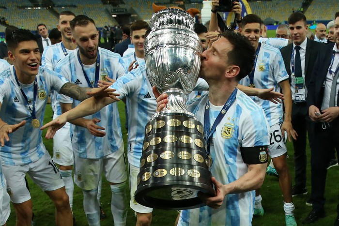 RIO DE JANEIRO, BRAZIL - JULY 10: Lionel Messi of Argentina kisses the trophy as he celebrates with teammates after winning the final of Copa America Brazil 2021 between Brazil and Argentina at Maracana Stadium on July 10, 2021 in Rio de Janeiro, Brazil. (Photo by Alexandre Schneider/Getty Images)