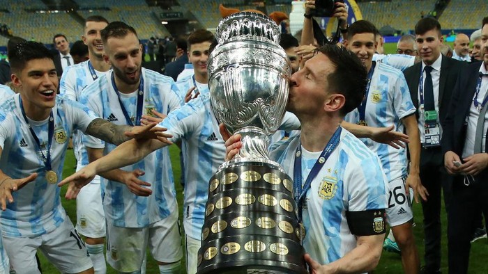 RIO DE JANEIRO, BRAZIL - JULY 10: Lionel Messi of Argentina kisses the trophy as he celebrates with teammates after winning the final of Copa America Brazil 2021 between Brazil and Argentina at Maracana Stadium on July 10, 2021 in Rio de Janeiro, Brazil. (Photo by Alexandre Schneider/Getty Images)