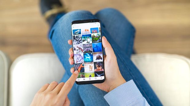 lustrasi Instagram Istanbul, Turkey - December 15, 2018: Person holding a brand new Apple iPhone X with Instagram profile on the screen. Instagram is an online mobile social networking service, launched in October 2010.