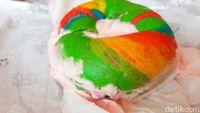 Sarapan Nikmat Pakai Bagel Pelangi Isi Krim Stroberi yang Asam Segar