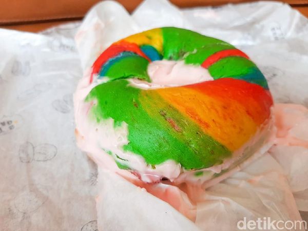 Sarapan Nikmat Pakai Bagel Pelangi Isi Krim Stroberi yang Asam Segar