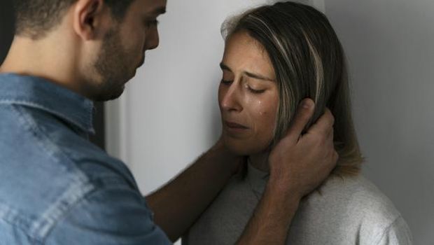 Hal pertama yang harus kamu lakukan untuk menghadapi pasangan yang mengidap gangguan jiwa adalah mengedukasi diri sendiri.