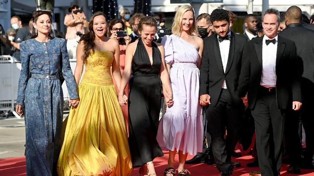 Cantiknya Melati Wijsen di Red Carpet Cannes, Digandeng Marion Cotillard