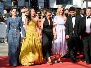 Cantiknya Melati Wijsen di Red Carpet Cannes, Digandeng Marion Cotillard