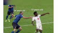 Meme Kocak Chiellini Tarik Saka Hingga Terjengkang