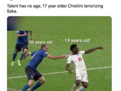 Meme Kocak Chiellini Tarik Saka Hingga Terjengkang