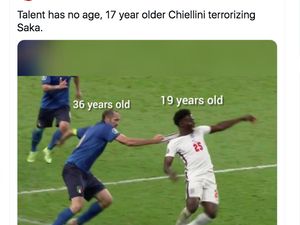 Meme Kocak Chiellini Tarik Saka Hingga Terjengkang