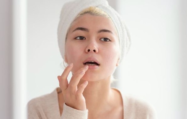 Memegang Bibir | Foto : freepik.com/freepik