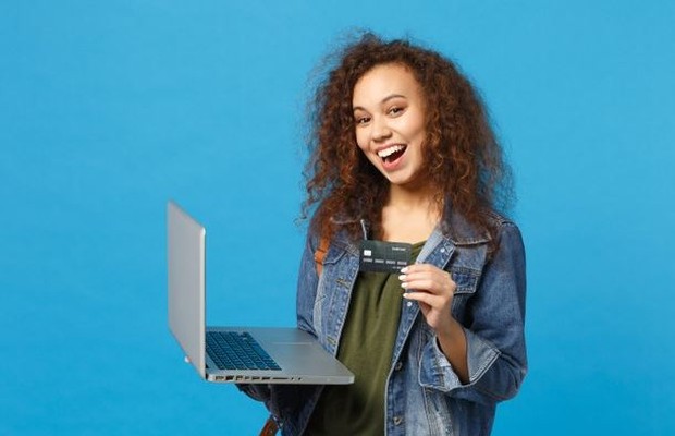 Mencari Info Beasiswa | Foto : freepik.com/ViDIstudio