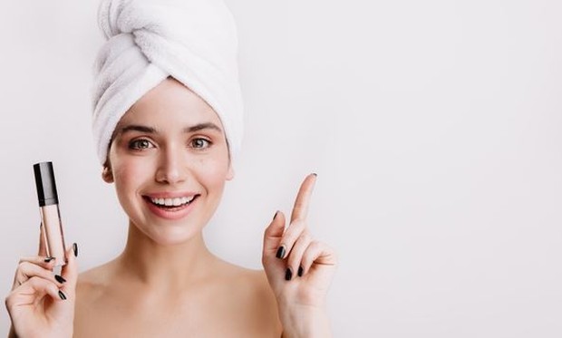 Menggunakan Concealer | Foto : freepik.com/lookstudio