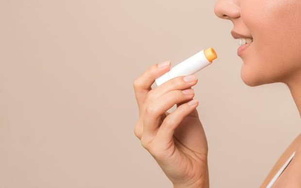 Menggunakan Lip Balm | Foto : freepik.com/user15503477