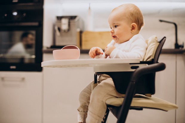 Menu mpasi nasi ayam tahu/ Foto: Freepik/ Senivpetro Dengan 3 bahan utama, ibu bisa membuat makanan yang bergizi bagi si kecil dan caranya sangat mudah.