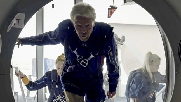 Miliarder Richard Branson Sukses Meroket ke Luar Angkasa Richard Branson and Virgin Galactic crew members enter the company's passenger rocket plane, the VSS Unity, in a still image from undated handout video taken at Spaceport America near Truth or Consequences, New Mexico, U.S. Virgin Galactic/Handout via REUTERS. NO RESALES. NO ARCHIVES. THIS IMAGE HAS BEEN SUPPLIED BY A THIRD PARTY. TPX IMAGES OF THE DAY