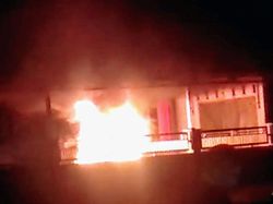 Mobil Seorang Kades Bondowoso Terbakar Saat Diparkir di Balai Desa