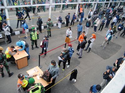 Pemeriksaan STRP di Stasiun Bogor Bikin Antrean Penumpang Mengular