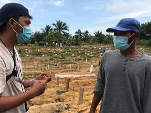 Lelahnya Penggali Kubur di Riau Makamkan Pasien COVID hingga Dini Hari