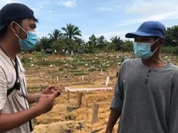 Lelahnya Penggali Kubur di Riau Makamkan Pasien COVID hingga Dini Hari