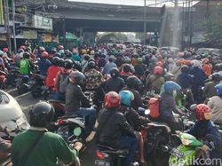 Ada Penyekatan, Jalan Mastrip Surabaya Padat Kendaraan