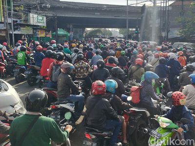 Ada Penyekatan, Jalan Mastrip Surabaya Padat Kendaraan