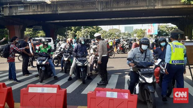 Penyekatan PPKM Darurat di Fatmawati Jaksel.  cnnindonesia/Ryan Hadi