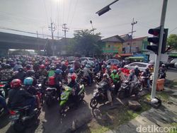 Terjadi Kemacetan dalam Penyekatan PPKM Darurat di Karang Pilang Surabaya